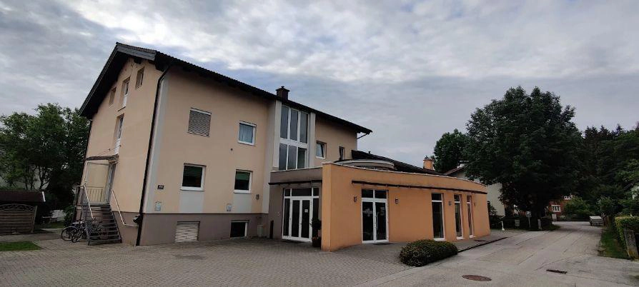Eingang der freiKirche Bürmoos